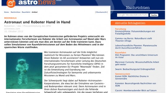 Astronaut und Roboter Hand in Hand